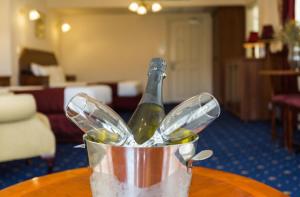 肯图巴皇宫酒店的桌子上桶装一瓶香槟