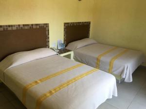 圣克鲁斯华特库Hotel Maria Mixteca的一间客房内配有两张床的房间