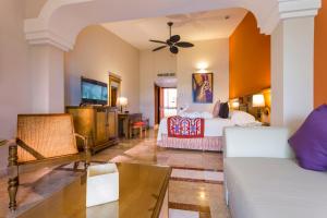 艾库玛尔大钯殖民风格全包式Spa度假酒店的客厅配有床和沙发