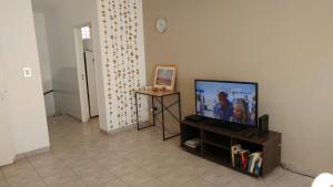 西波列蒂San Martin 900 con estacionamiento的客厅配有台面上的平面电视