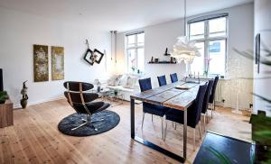 腓特烈西亚Fredericia Apartment II的客厅配有木桌和椅子