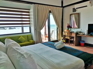芭雅海滩Spa及潜水度假酒店客房内的一张或多张床位