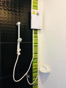 呵叻里奇霍姆汽车旅馆的浴室设有淋浴,墙上配有电话