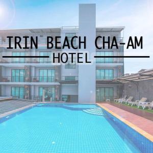 七岩七岩伊林海滩旅馆的一个画有铁滩和酒店字样的酒店形象
