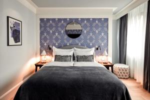汉堡TORTUE HAMBURG - Schöner als die Fantasie的一间卧室设有一张蓝色墙壁的大床