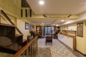 清迈瓦纳玛斯赤昂格麦精品屋酒店-SHA Extra Plus的一间带楼梯的厨房和一间客厅