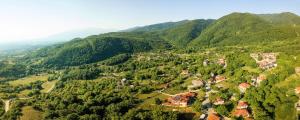 埃拉托克里昂阿特里昂高地酒店的享有山脉村庄的空中景致