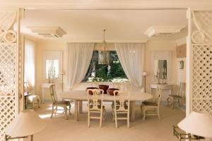 马斯帕洛马斯Magnificent Villa Piera的一间带桌椅的用餐室