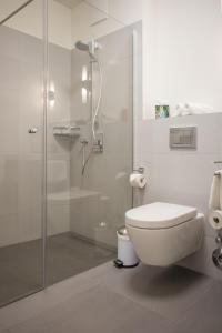 吕讷堡Fewo an der Kulturbäckerei的白色的浴室设有卫生间和淋浴。