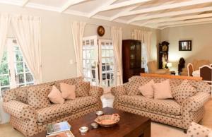 BalgowanWestfield Farm的客厅配有两张沙发和一张咖啡桌