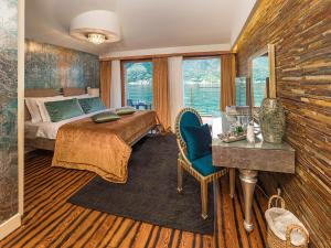 科托尔福尔扎梅尔酒店的一间卧室配有一张床、一张桌子和一张书桌