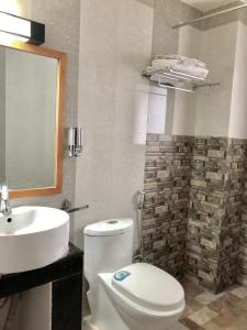 廷布卡木肃穆旅馆的浴室配有白色卫生间和盥洗盆。
