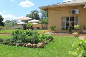 布兰太尔Casa Mia Lodge & Restaurant的一座房子的院子内的花园