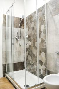 罗马RomAmourHouse的带淋浴、卫生间和盥洗盆的浴室