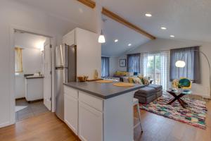 波特兰New Portland Neighborhood Studio的厨房以及带沙发和厨房岛的客厅。