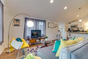 波特兰New Portland Neighborhood Studio的一间带蓝色沙发的客厅和一间厨房
