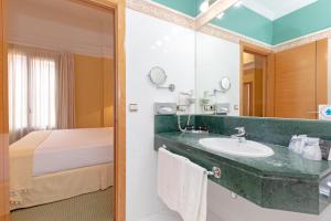 赫雷斯-德拉弗龙特拉Hotel Soho Boutique Jerez的一间带水槽和床的浴室