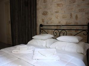 希贝尼克Old Town Apartment的一张白色的床,上面有两条白色毛巾
