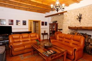 AlbocácerCa Miquelet - Turistrat的客厅配有真皮沙发和桌子