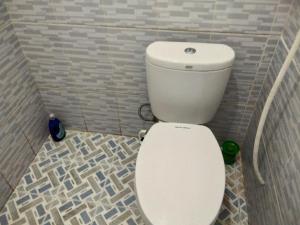 泗水科斯特48号旅馆的一间浴室