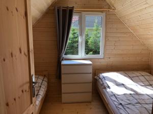 梅尔诺Tu Urlop的小房间设有床和窗户