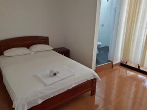 哈恩Hotel Santorini的一间卧室配有一张床,床上有毛巾