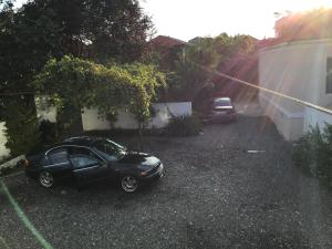 巴统Apartment on Lado Asatiani的停在车道上的一辆黑色小汽车