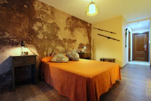 阿利坎特Hostal Mont Royal的一间卧室配有一张带橙色床罩的床