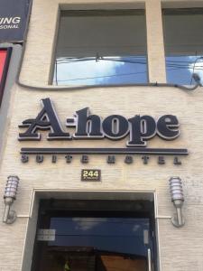 万卡约A-Hope Suite Hotel的建筑物一侧的大标志