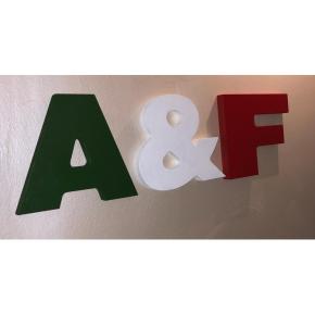 帕多瓦A&F Apartment Padova centro storico的墙上有字母a和f的标志