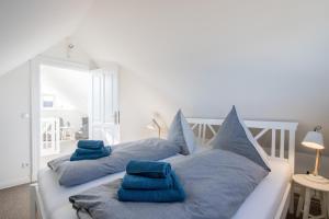 宁多夫Strandhaus Niendorf的一间卧室配有两张带蓝色枕头的床。