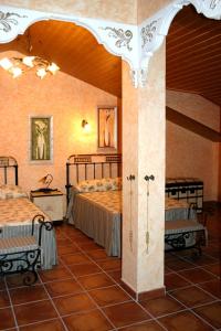 布尔戈斯Casa Rural Valle Esgueva的一间客房内配有两张床的房间