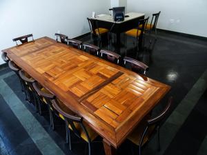 塞蒂拉瓜斯塞蒂拉瓜斯公寓式酒店的一张木桌,房间周围摆放着椅子