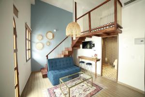 卡塔赫纳Soy Local Centro Histórico的客厅设有蓝色的沙发和楼梯。
