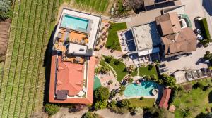 拉古多Hotel Dorner B&B的享有带游泳池的别墅的顶部景致