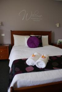 KaruahKaruah Riverside Motel的一间卧室配有一张床,上面有两条毛巾