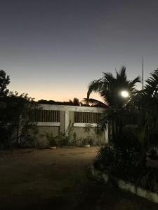 古里里Pousadinha Mangabeiras Familia e Grupos的棕榈树旁的建筑,有街灯