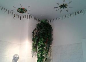 黑明根Ruhiges Zimmer direkt an den Leineauen的天花板上挂着绿色植物的房间