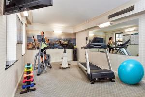 旧金山旧金山乌节大酒店的健身房,配有跑步机和健身器材