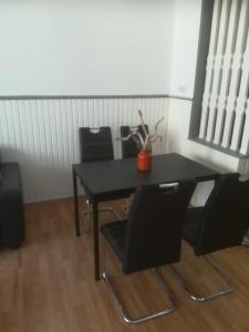 费尔贝特Zentral gelegene Wohnung in Velbert-Mitte的一张黑色桌子和椅子,上面有植物
