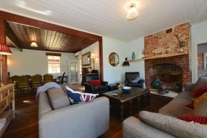 South BrunyVentnor Guest House的客厅设有两张沙发和一个壁炉