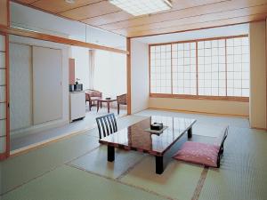 日光鬼怒川皇家酒店的客厅配有桌子和椅子
