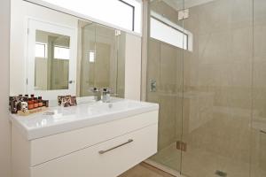 汉密尔顿阿斯特拉汽车旅馆的浴室配有白色水槽和淋浴。