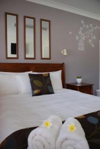 KaruahKaruah Riverside Motel的一间卧室配有带毛巾的床