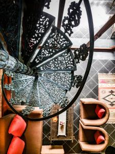 琅勃拉邦Chateau Orientale Resort的椅子间内的圆形镜子