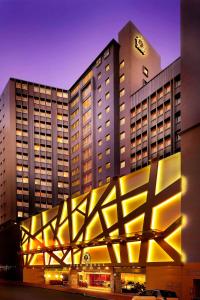 香港香港百乐酒店的酒店大楼,设有一座带钟楼的大型建筑