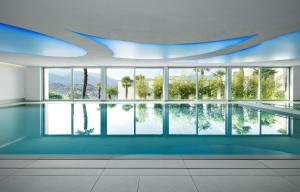 卢加诺卢加诺风景酒店的享有大楼景致的游泳池