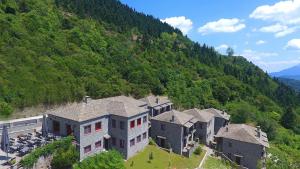 VourgareliRouista Tzoumerka Resort的高山上大房子的空中景色