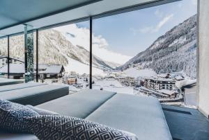 伊施格尔伊丽莎白艺术酒店的客房享有白雪 ⁇ 的山景。