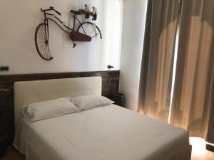 瓦伦扎诺Torre Balzano B&B的卧室配有一张床,墙上挂着自行车